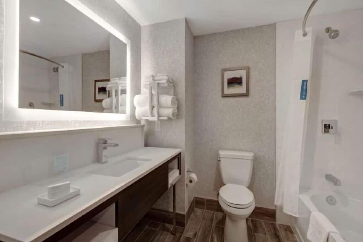 Kylpyhuone | Ilmaiset hygieniatuotteet, hiustenkuivaaja, pyyhkeet, saippua