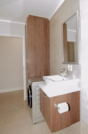 Dusche, Haartrockner, Handtücher, Toilettenpapier