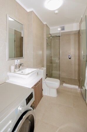 Dusche, Haartrockner, Handtücher, Toilettenpapier