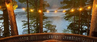Fall for Lakefront Bear Cub Cabin on Watauga Lake