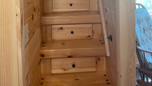 Una escalera de madera con un cartel encima que dice 'TIEMPO PASADO EN EL LAGO, Impagable'.