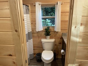 Ensemble baignoire-douche, séchoir à cheveux, serviettes fournies, savon