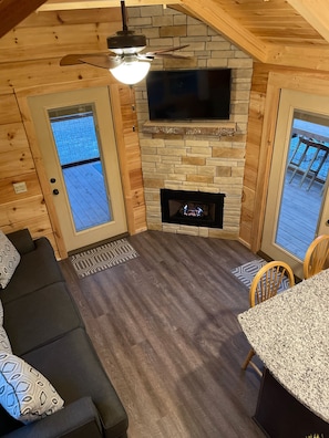 Smart TV, chimenea y libros