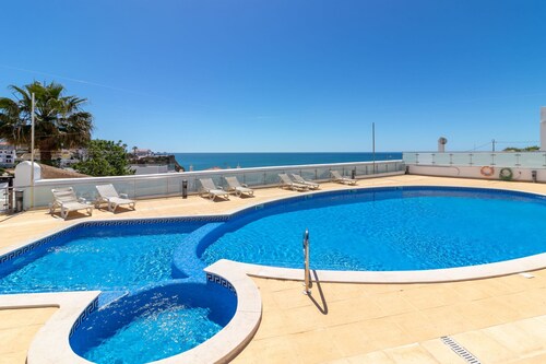 The Nest - Stunning sea views, communal pool & walking distance to beach