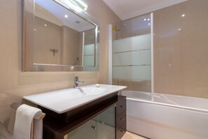 Bathtub, towels