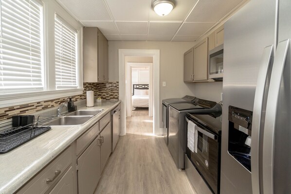 Jääkaappi, mikroaaltouuni, uuni, liesi