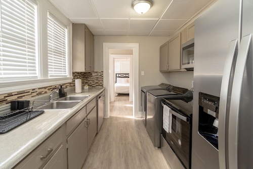 Cloverdale Large Group Duplex • 6BR • Sleeps 14