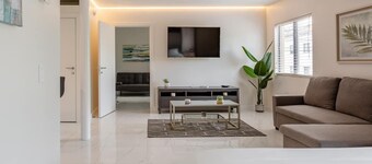 BEACHFRONT Stunning 2 Bed 2 Bath w/ Free Parking