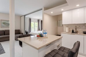 2 bedrooms, iron/ironing board, travel cot, free WiFi - BEACHFRONT Stunning 2 Bed 2 Bath w/ Free Parking (Miami Beach)
