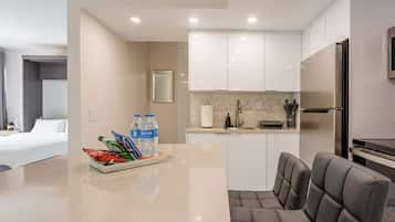 Een koelkast, een magnetron, een oven, een kookplaat