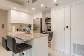 Réfrigérateur, micro-ondes, four, plaque de cuisson