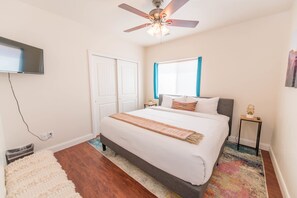 6 bedrooms, desk, iron/ironing board, travel crib