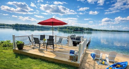 PONTOON BOAT NOW INCLUDED! KAYAKS! Waterfront Cottage on Mona Lake with HOT TUB!