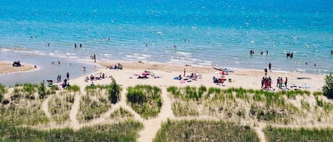 Playa en los alrededores y toallas de playa 