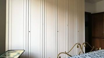 3 bedrooms, desk, iron/ironing board, travel crib