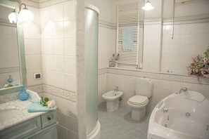 Badewanne, Whirlpool, Haartrockner, Bidet