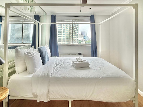 2 bedrooms, desk, iron/ironing board, WiFi