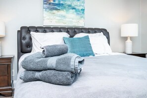 2 habitaciones, escritorio, tabla de planchar con plancha y wifi