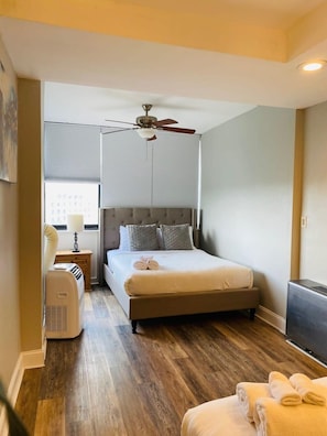 2 bedrooms, desk, iron/ironing board, WiFi