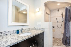 Shower, hair dryer, towels, shampoo - Spacious 2 Bed Condo with City View (Atlanta)