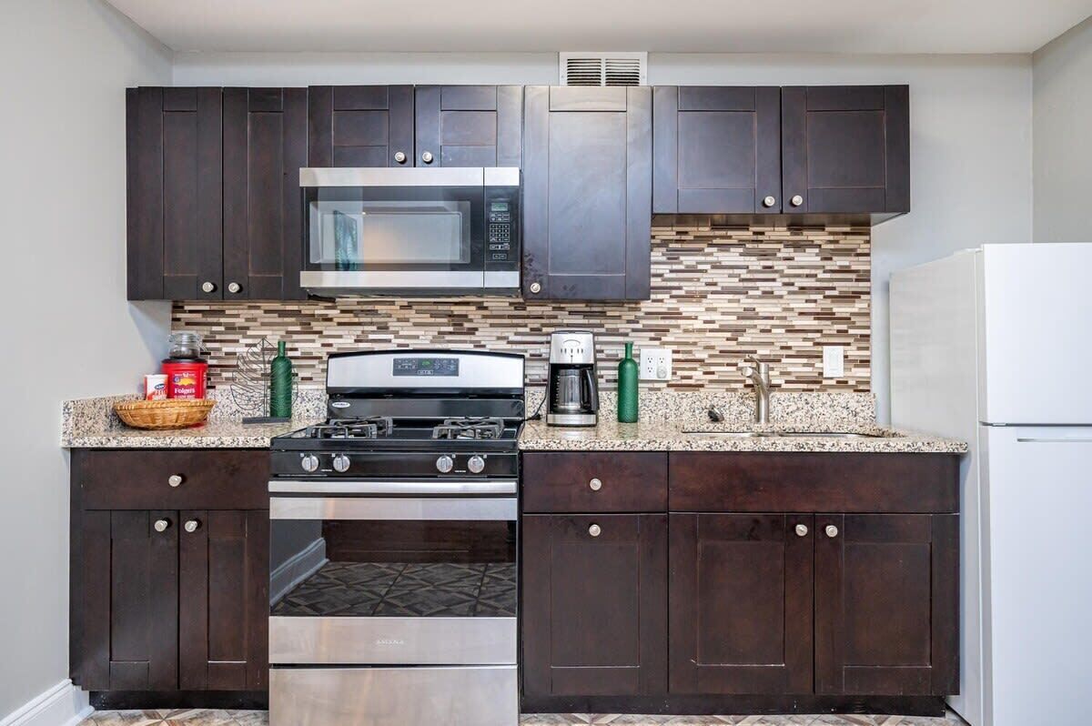 Een koelkast, een magnetron, een oven, een kookplaat