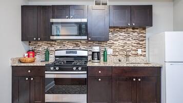 Een koelkast, een magnetron, een oven, een kookplaat