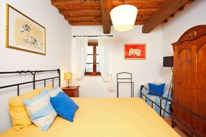 7 bedrooms, iron/ironing board, WiFi, bed sheets