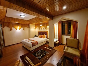 Family Room | In-room safe, iron/ironing board, free WiFi, bed sheets