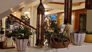 Uma escadaria com corrimãos elaborados e plantas em vasos.
