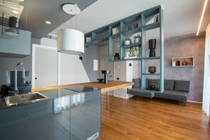 Geladeira, micro-ondas, fogão, cooktop