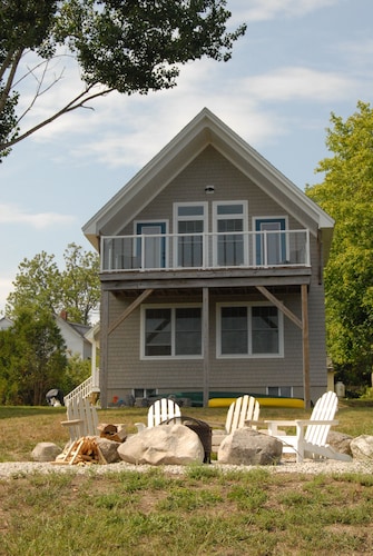 Summer special! Adorable Whale's Tail guest cottage.