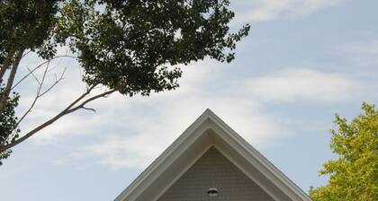 Summer special! Adorable Whale's Tail guest cottage.