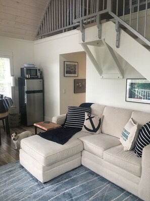 Smart-TV, DVD-Player, BĂŒcher, Videothek