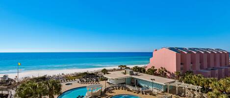 Una piscina cubierta, una piscina climatizada