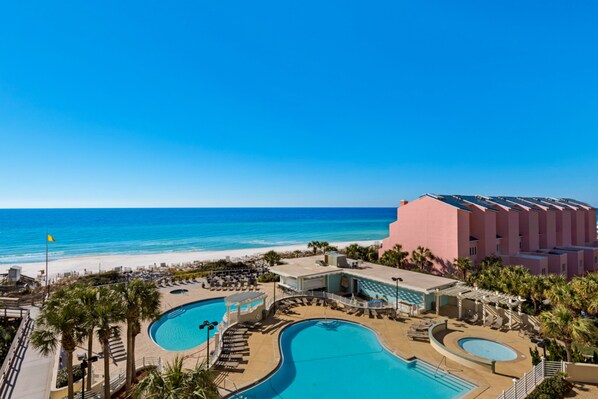 Alberca techada y alberca climatizada