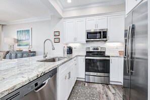 Refrigerador, microondas, horno y parrilla de estufa 