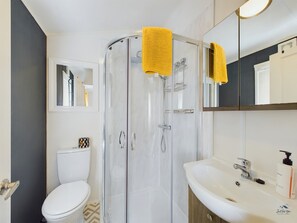 Bañera, secador de pelo, toallas, papel higiénico