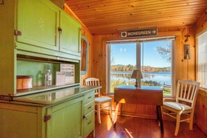 Fridge, microwave, oven, stovetop - Moregreen - Cute cabin on the shore of Haley Pond (Rangeley)