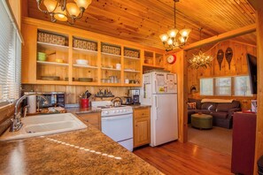 Fridge, microwave, oven, stovetop - Moregreen - Cute cabin on the shore of Haley Pond (Rangeley)