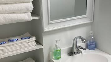 淋浴设施、吹风机、毛巾、肥皂