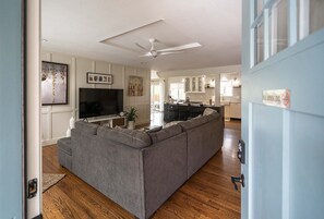 Smart TV, books, offices, printers - West side retreat, Modern Homestead (Reno)