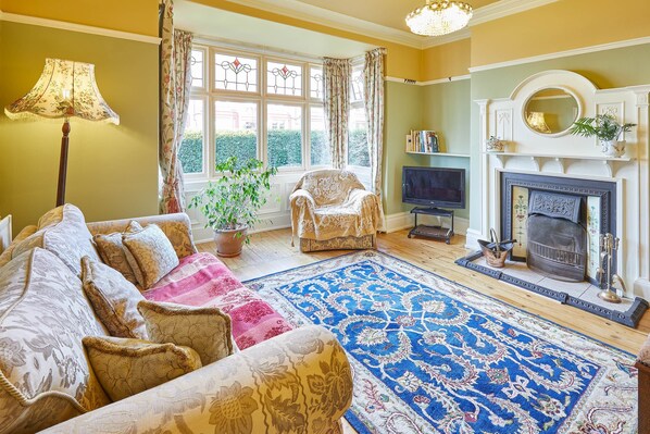 Maison | Coin séjour | Télévision à écran plat de 32 pouces avec chaînes numériques, télévision