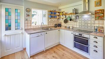 House | Private kitchen | Fridge, microwave, oven, stovetop