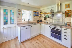 Maison | Cuisine privée | Réfrigérateur, micro-ondes, four, plaque de cuisson