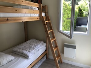 3 habitaciones, tabla de planchar con plancha y cuna de viaje
