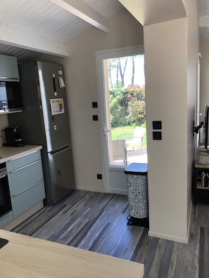 Een koelkast, een magnetron, een oven, een kookplaat