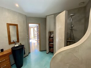 シャワー、ヘアドライヤー、タオル、トイレットペーパー