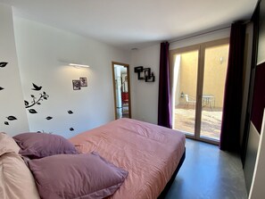 4 室のベッドルーム、アイロン / アイロン台、旅行用ベビーベッド、WiFi (無料)