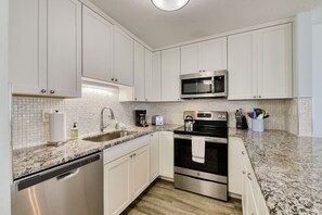 Geladeira, micro-ondas, fogão, cooktop