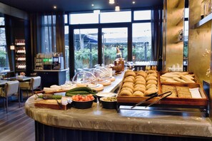 Buffet breakfast for a fee on weekdays - Hotel AMANO East Side (Berlin)